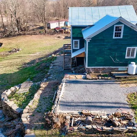 Cottage On The Creek